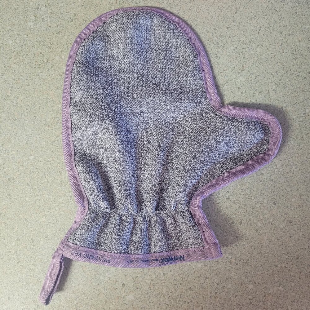 Norwex Fruit and Veggie Mitt Gray with Purple Baclock EUC